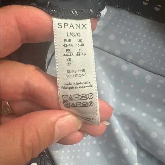 Spanx NWT shorts UPF50+ - Picture 3 of 5